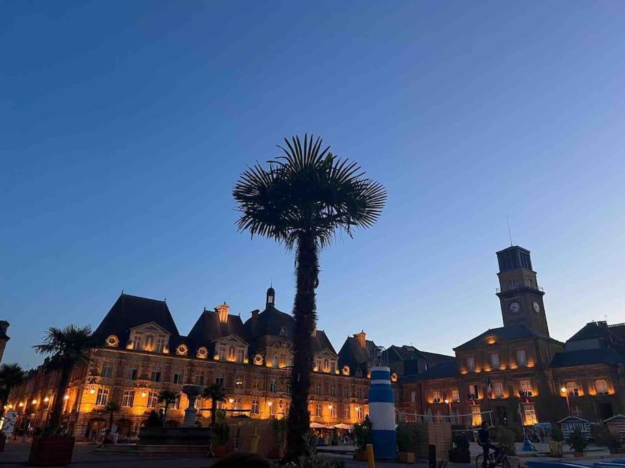 Superbe T2 A 200M De La Place Ducale Charleville-Mézières Kültér fotó